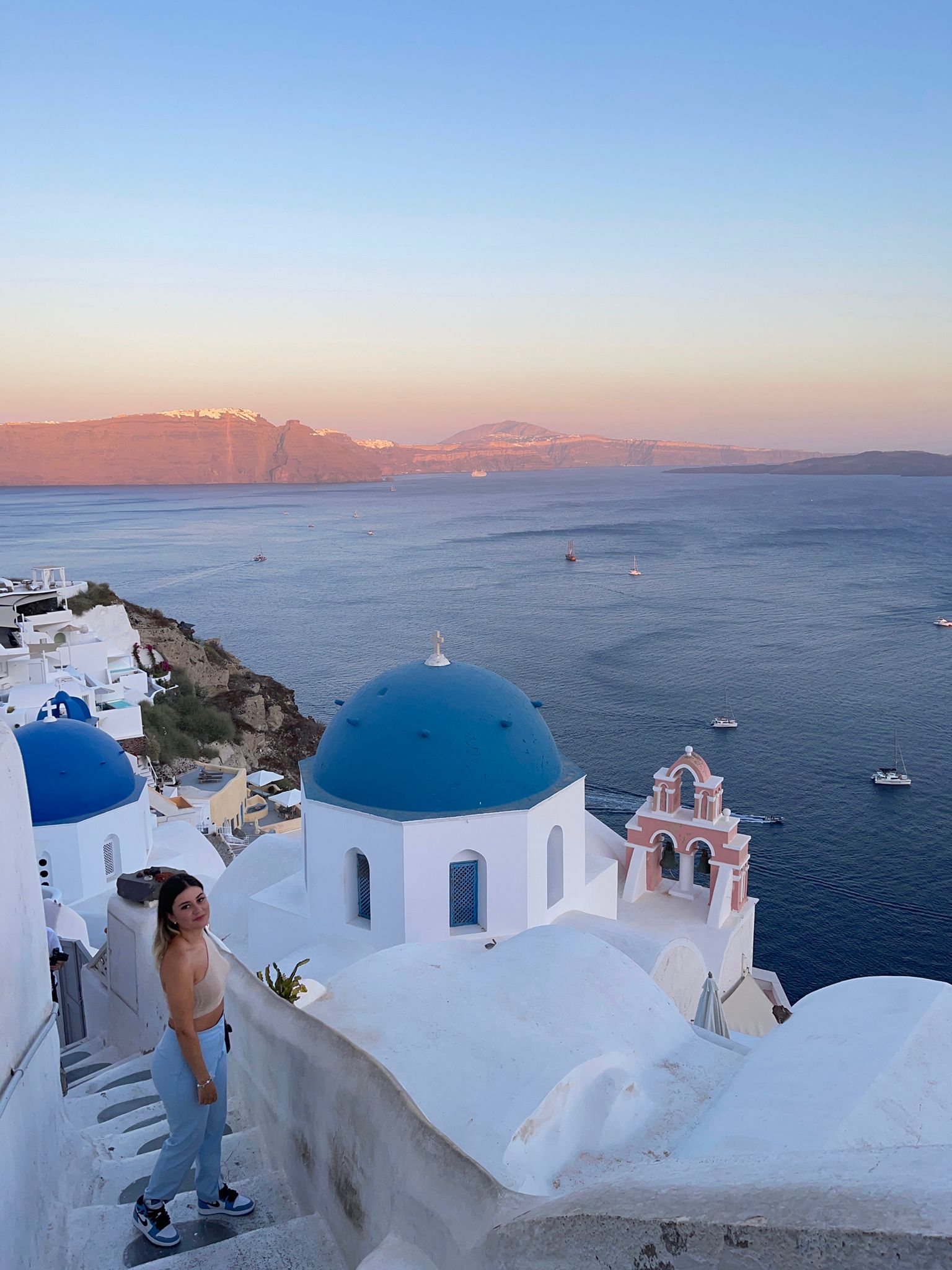 48fd8259-0508-47d5-b202-1aa9c2d86cf6 Coupole bleue et panorama sur la mer Égée de Santorin au crépuscule