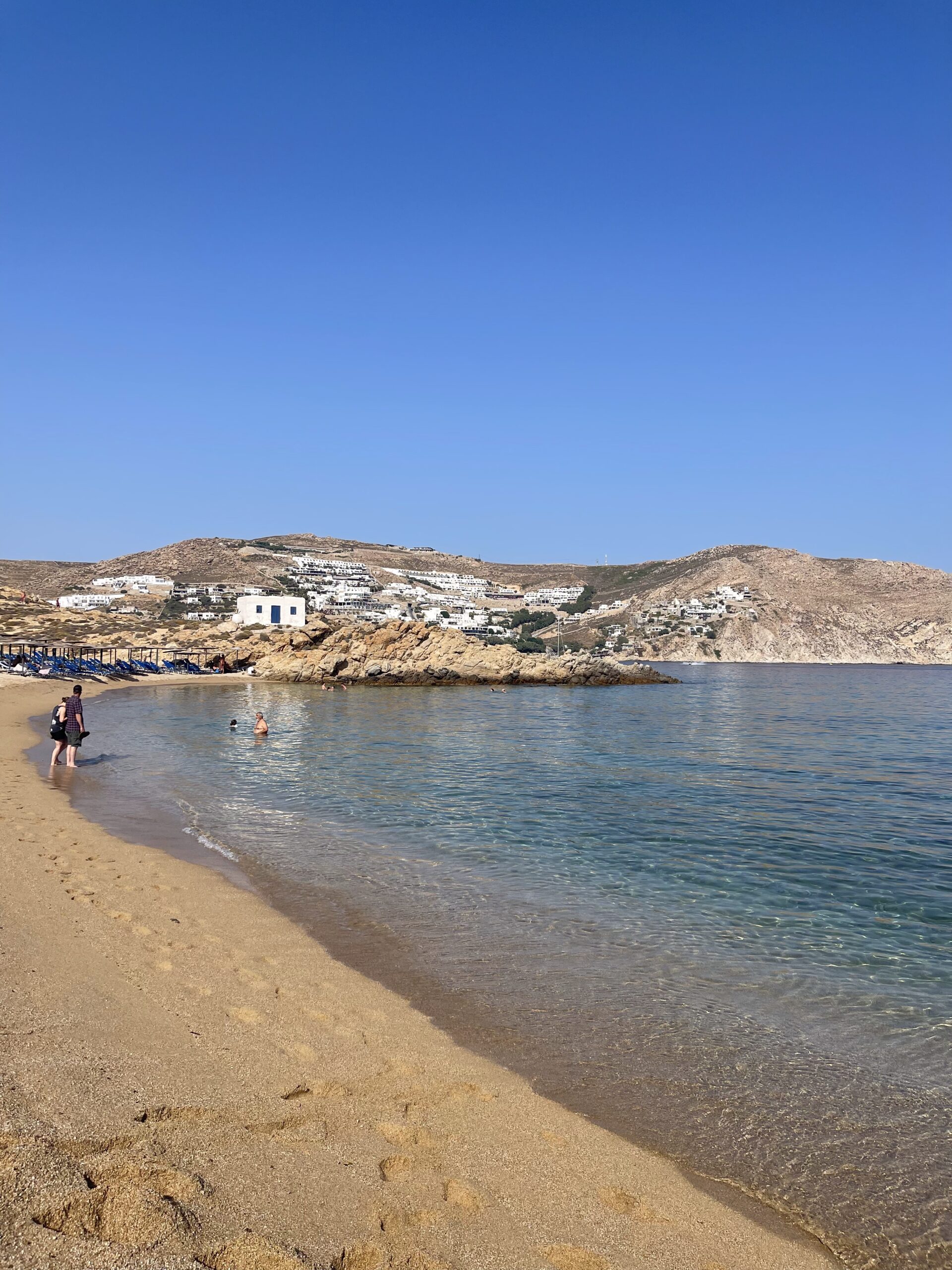 IMG_2117 Plage de sable fin bordée de collines et mer turquoise de Mykonos