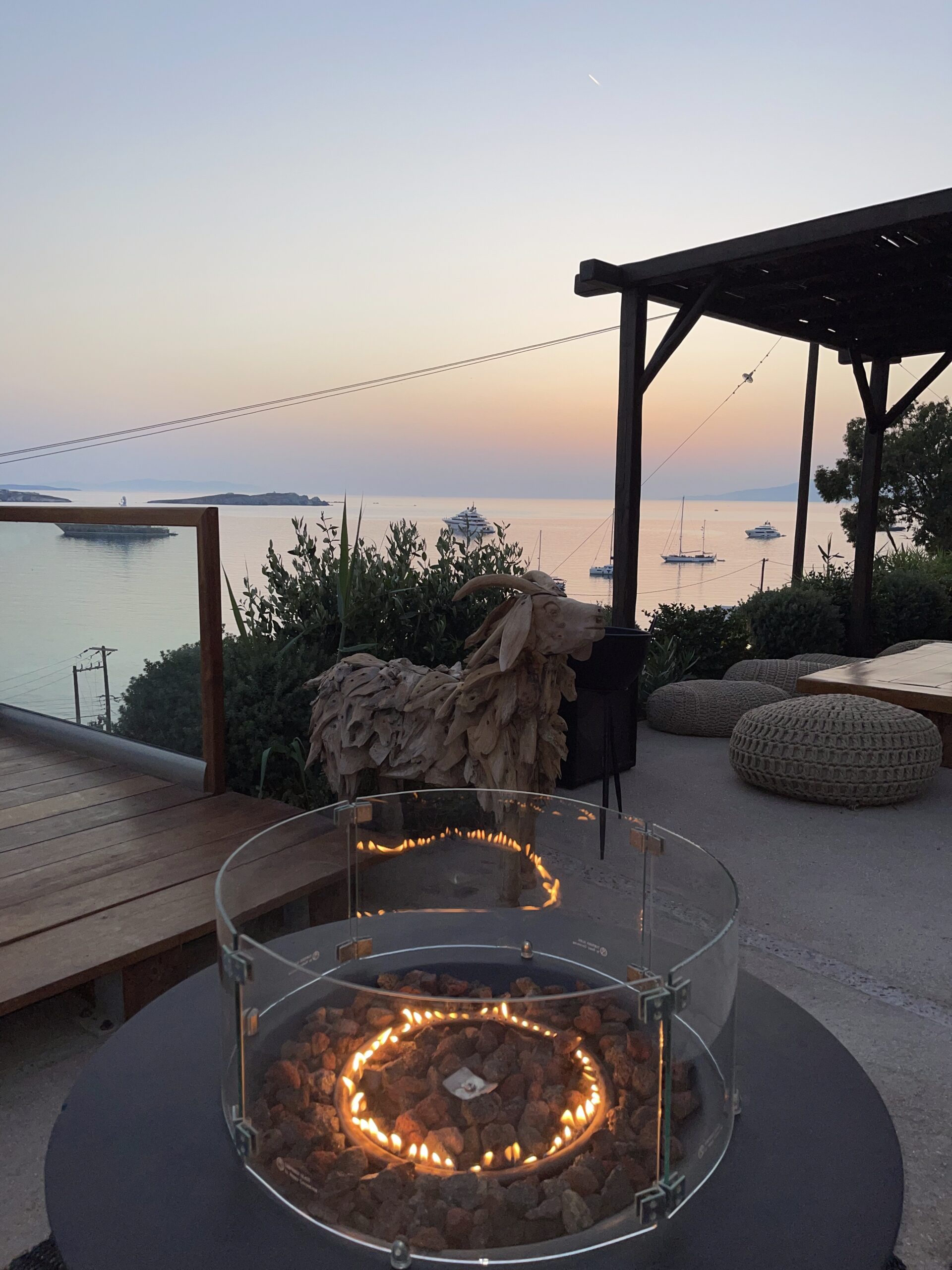 IMG_2675 Coin lounge au coucher du soleil avec ambiance feutrée à Mykonos