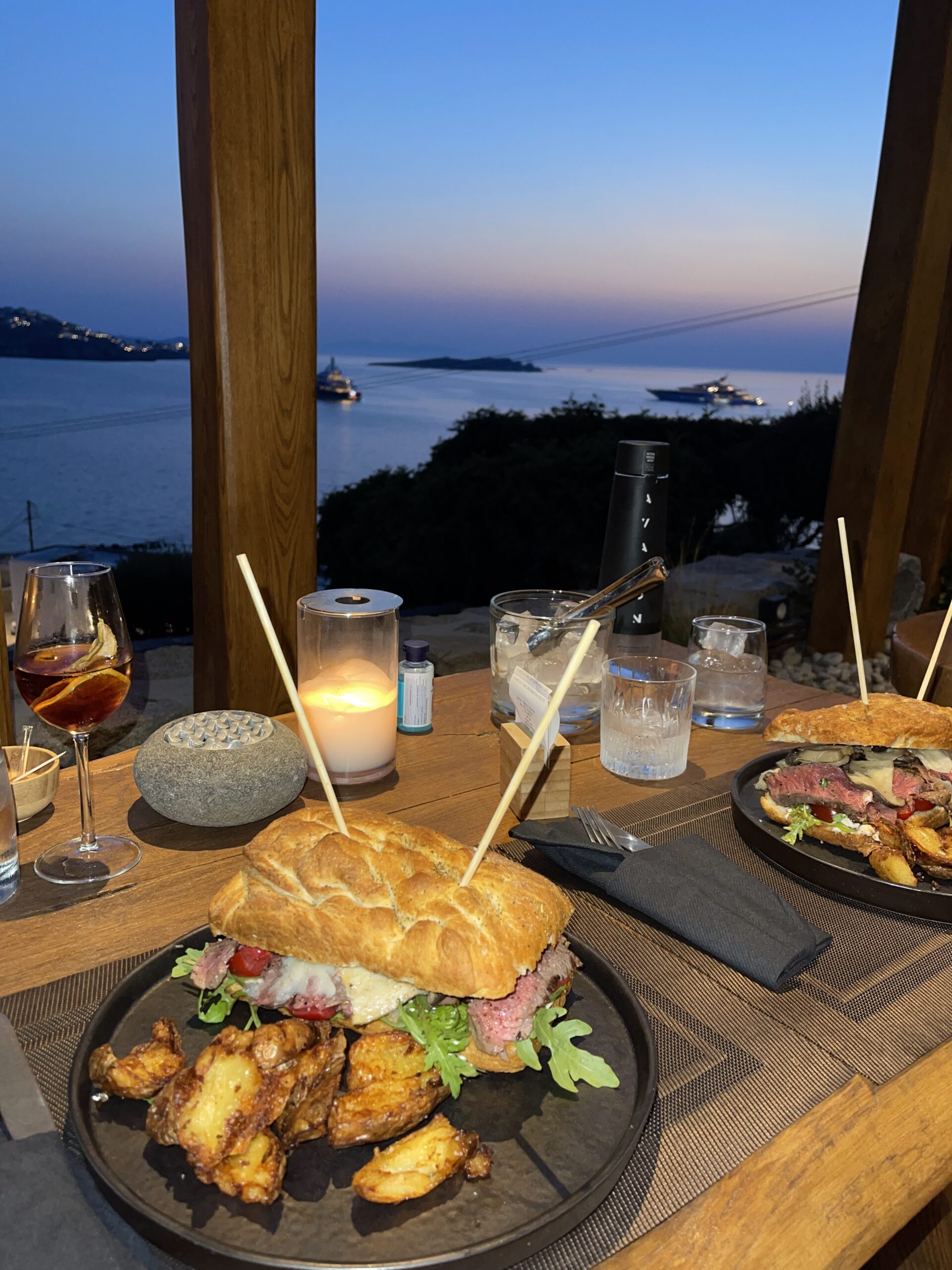 IMG_2726 Dîner en terrasse avec vue sur la mer Égée au crépuscule