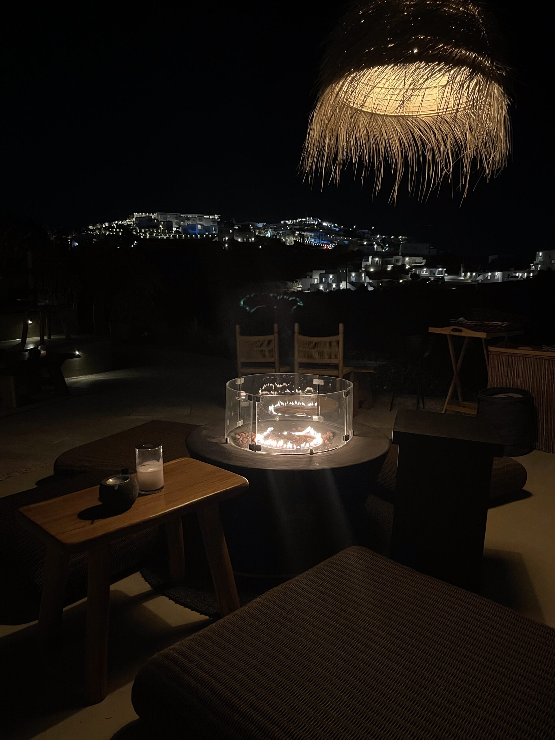 IMG_2753 Terrasse cosy avec brasero et vue nocturne de Mykonos