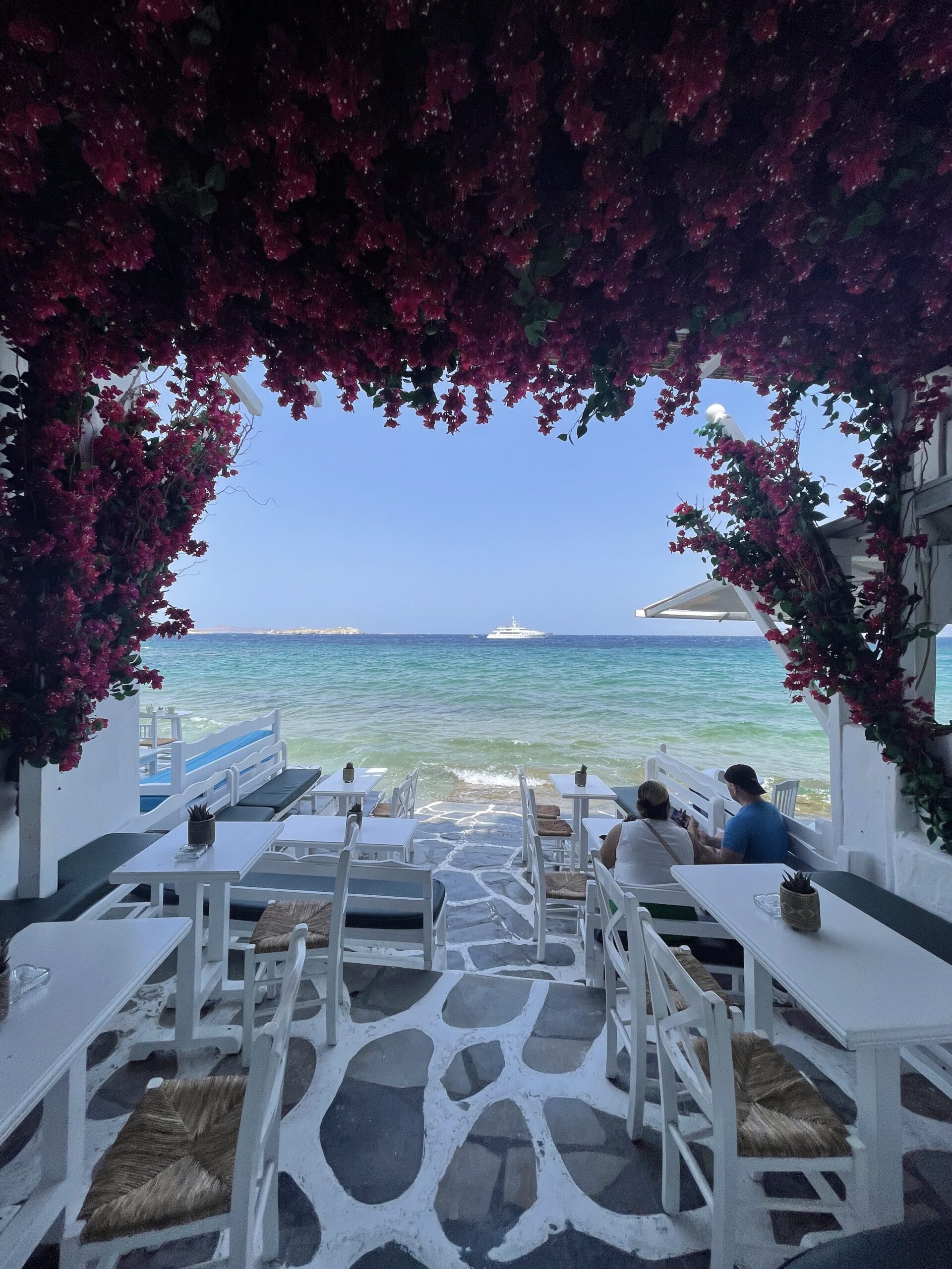 IMG_3032 Terrasse fleurie sous les bougainvilliers avec vue sur la mer à Mykonos