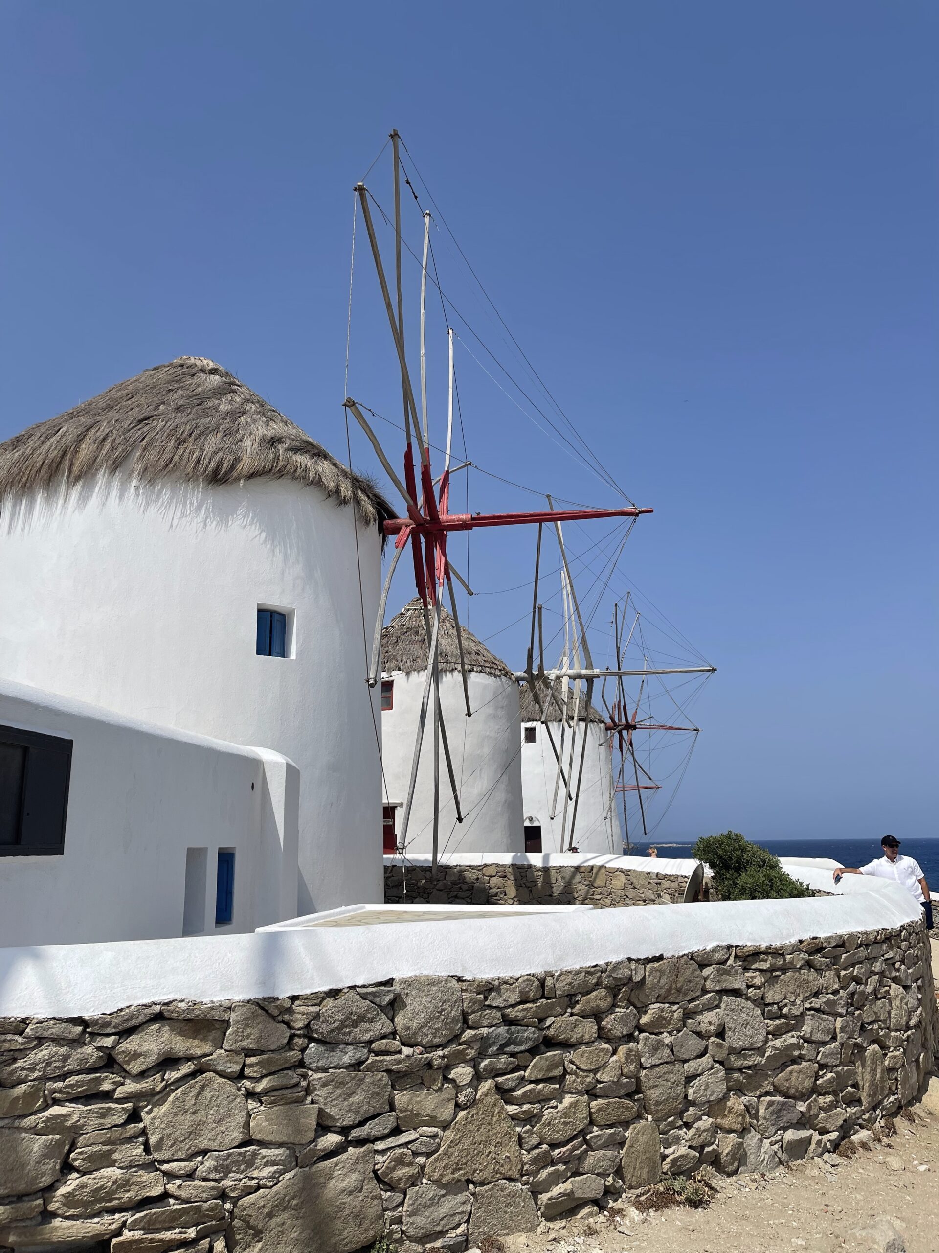 IMG_3051 Moulins blancs traditionnels de Mykonos sur fond de ciel bleu