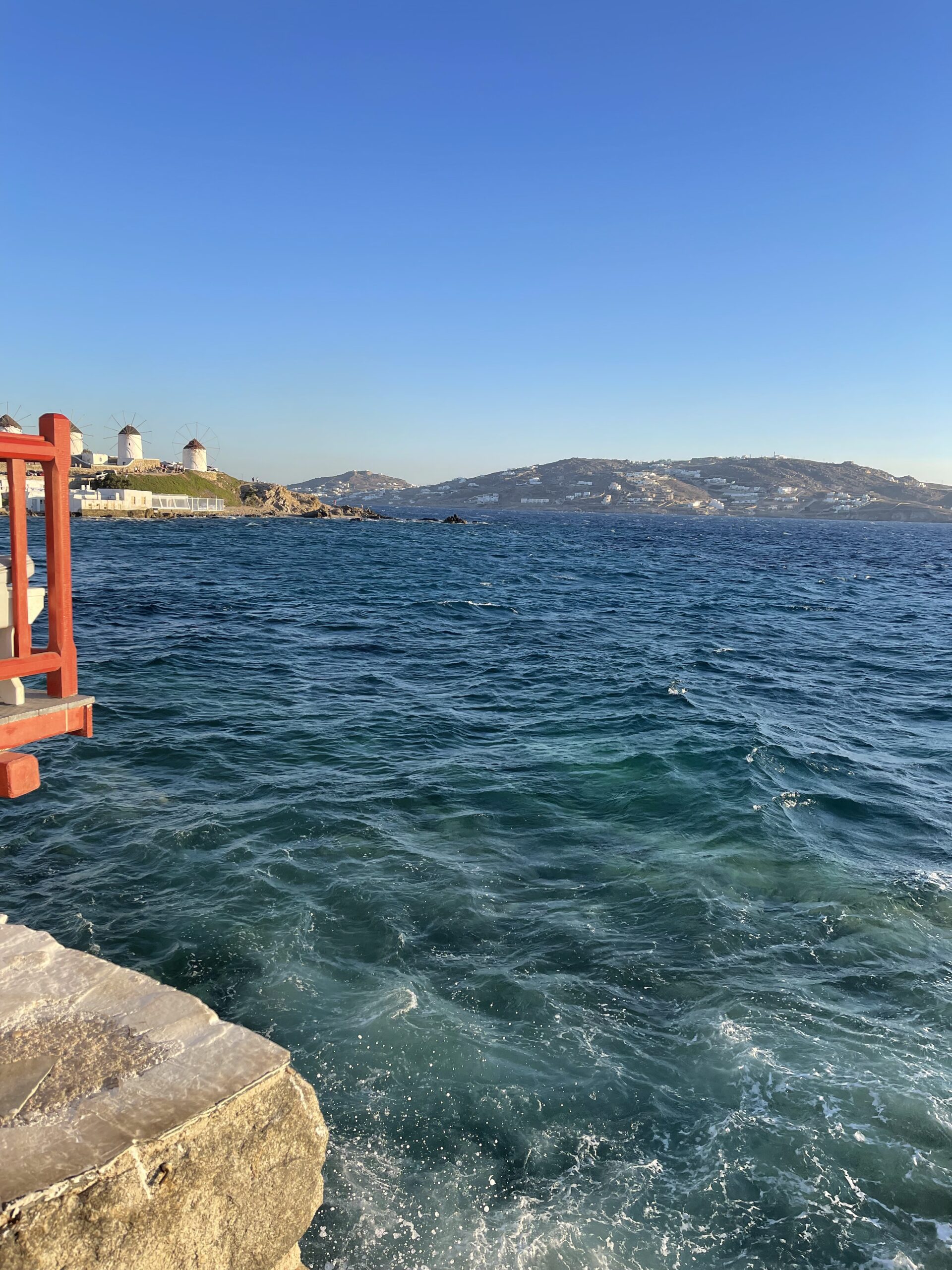 IMG_4258 Vue sur la mer et les moulins emblématiques depuis la Petite Venise à Mykonos