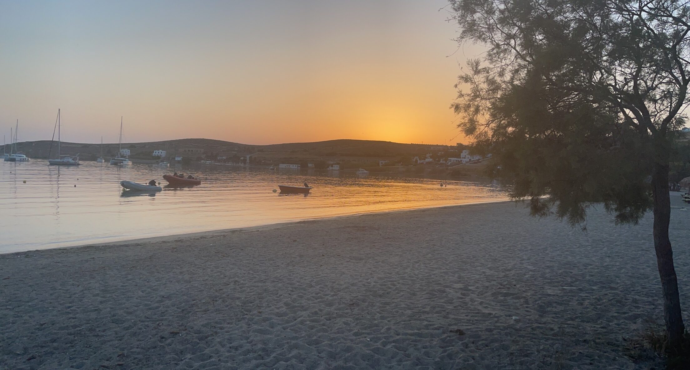 IMG_5635 Plage calme au coucher du soleil avec bateaux et collines en fond