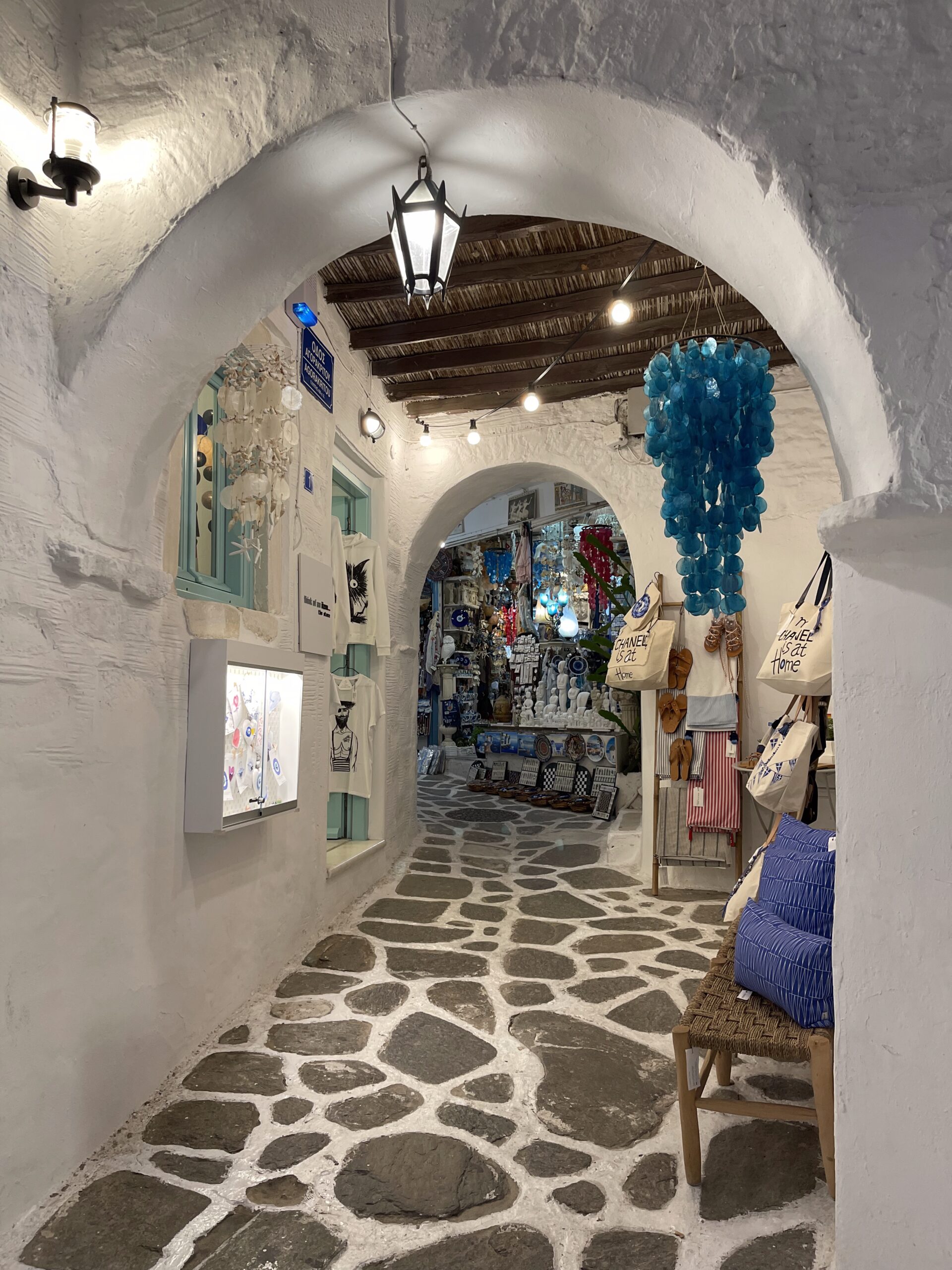 IMG_5640 Passage voûté avec boutique artisanale à Paros