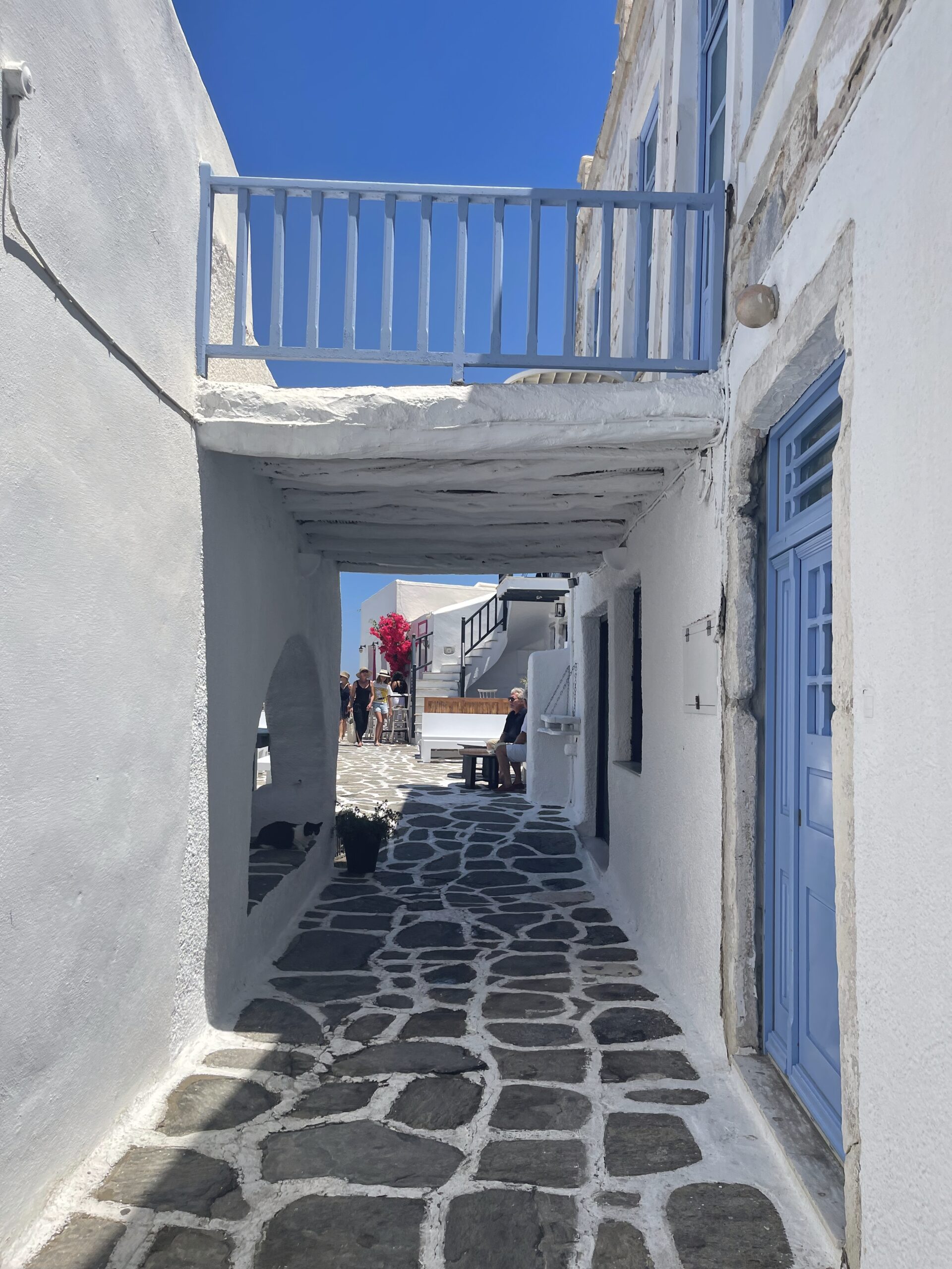 IMG_6059 Rue typique des Cyclades visitée lors d'un voyage partagé sur ce blog