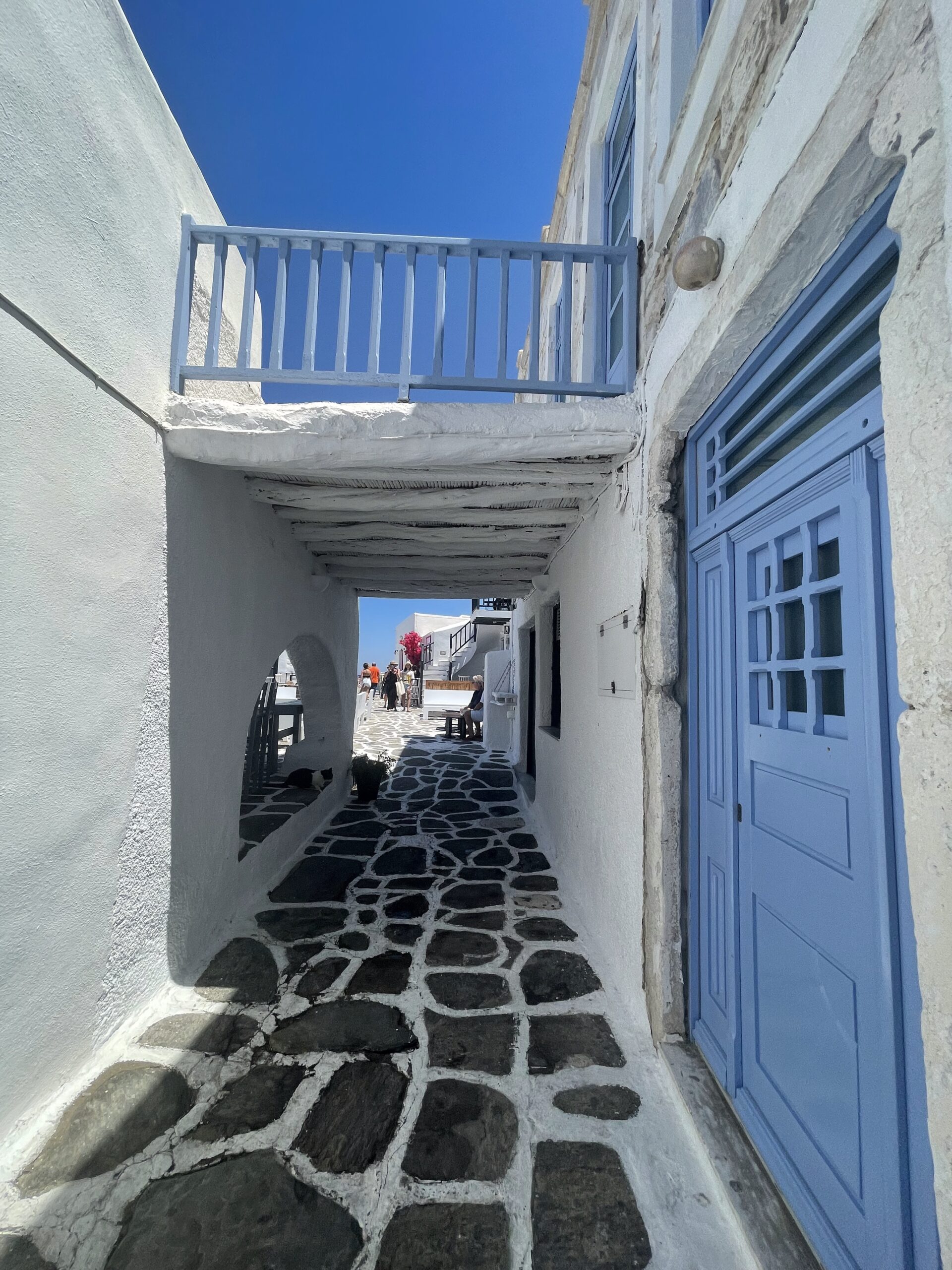 IMG_6060 Ruelle étroite de Paros et maisons aux volets bleus
