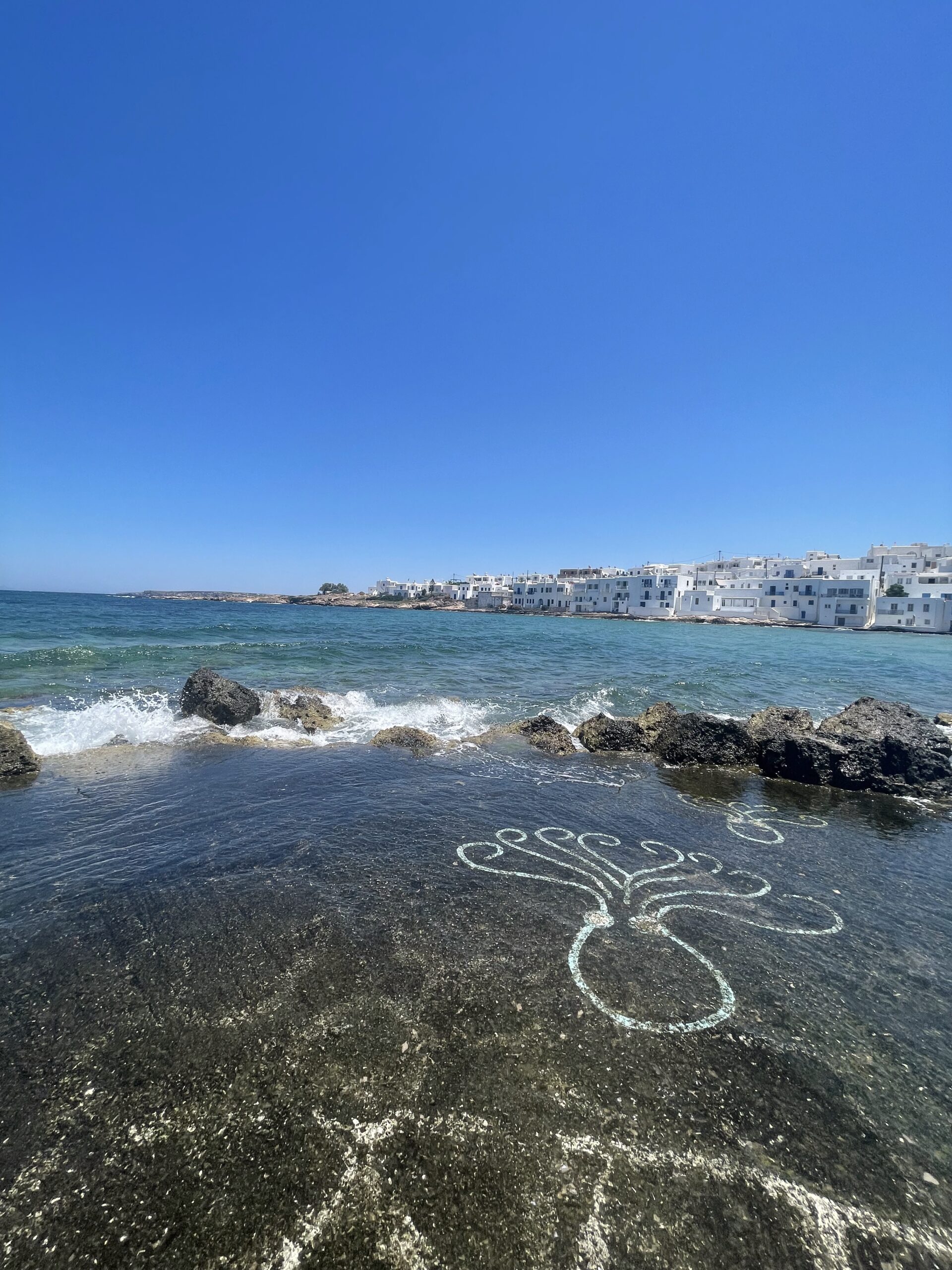 IMG_6066 Front de mer et village au loin sous ciel bleu de Paros