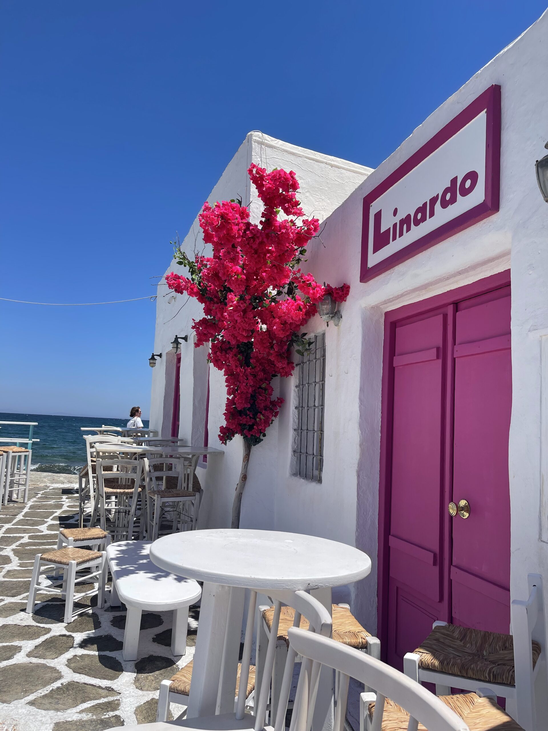 IMG_6080 Terrasse fleurie à Paros avec façade colorée et mer en fond