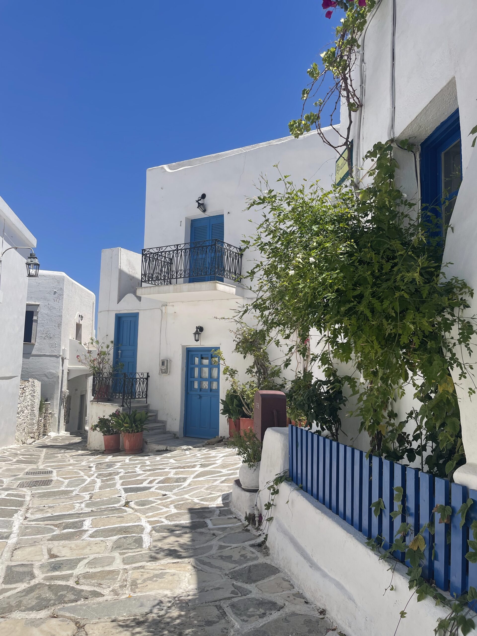 IMG_6114 Ruelle en pierre et maison aux volets bleus à Paros