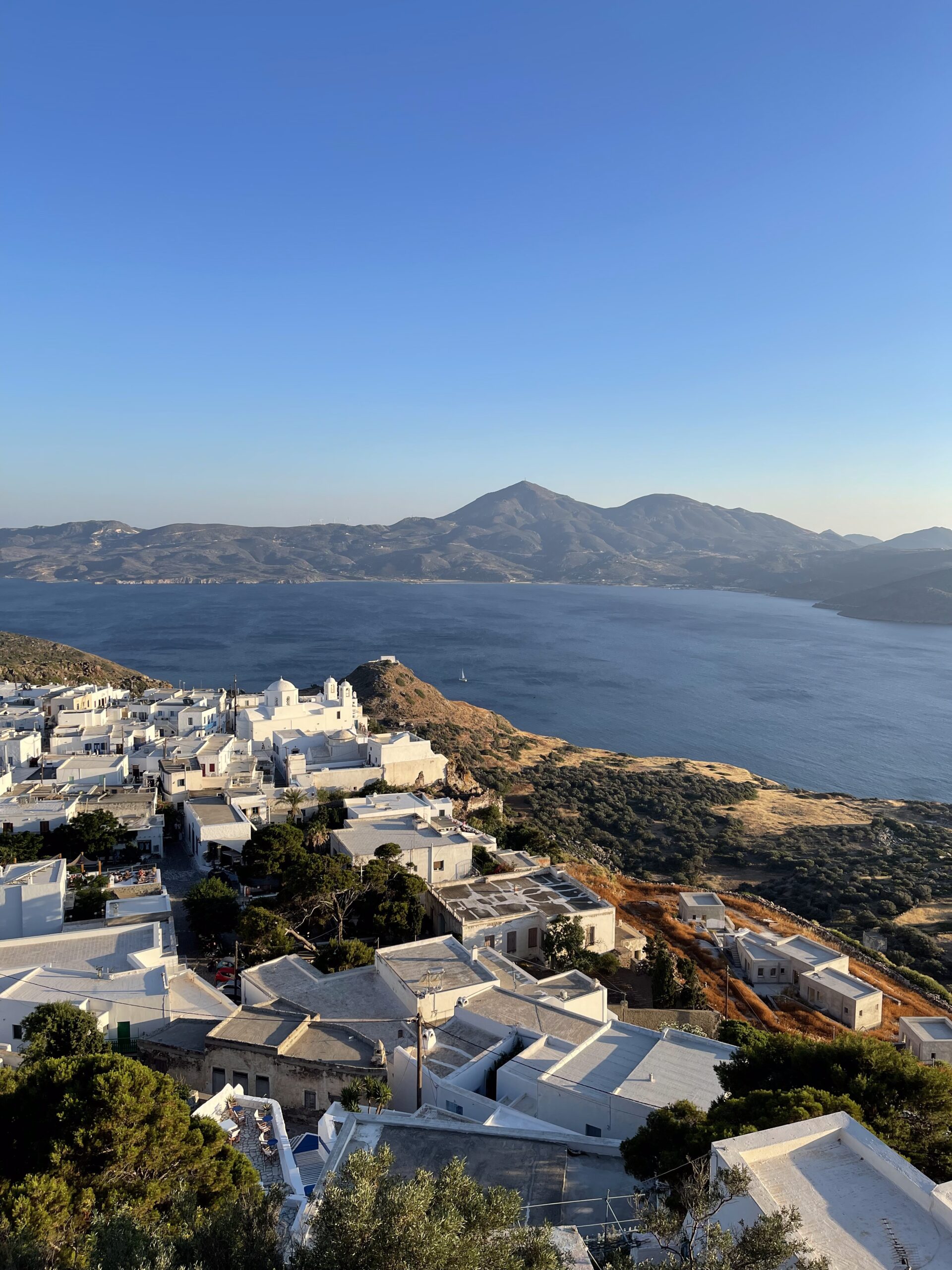 IMG_7430 Vue panoramique sur les toits blancs de Plaka et la mer Égée depuis le château de Milos