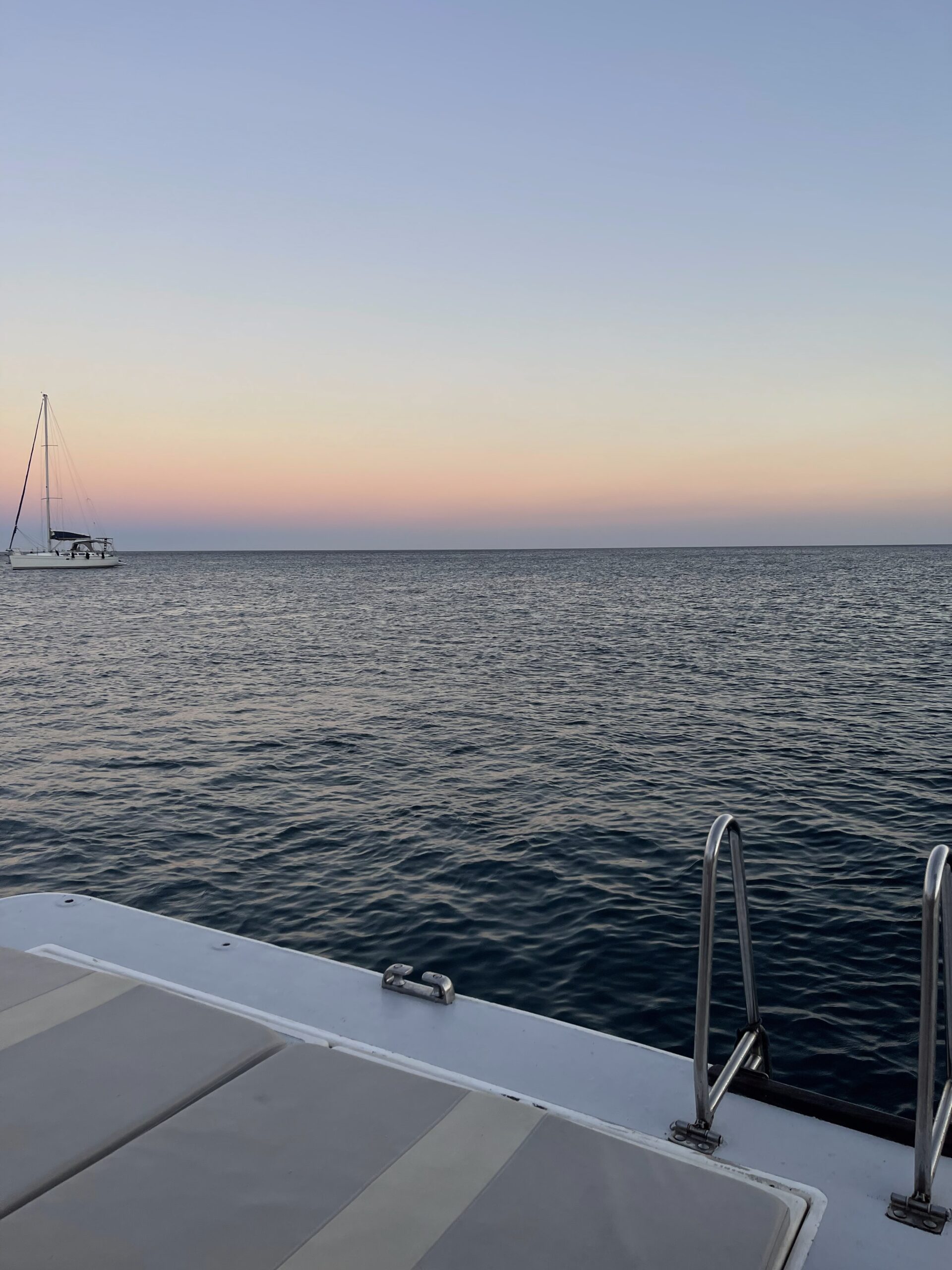 IMG_8173 Ponton d’un catamaran face au coucher de soleil