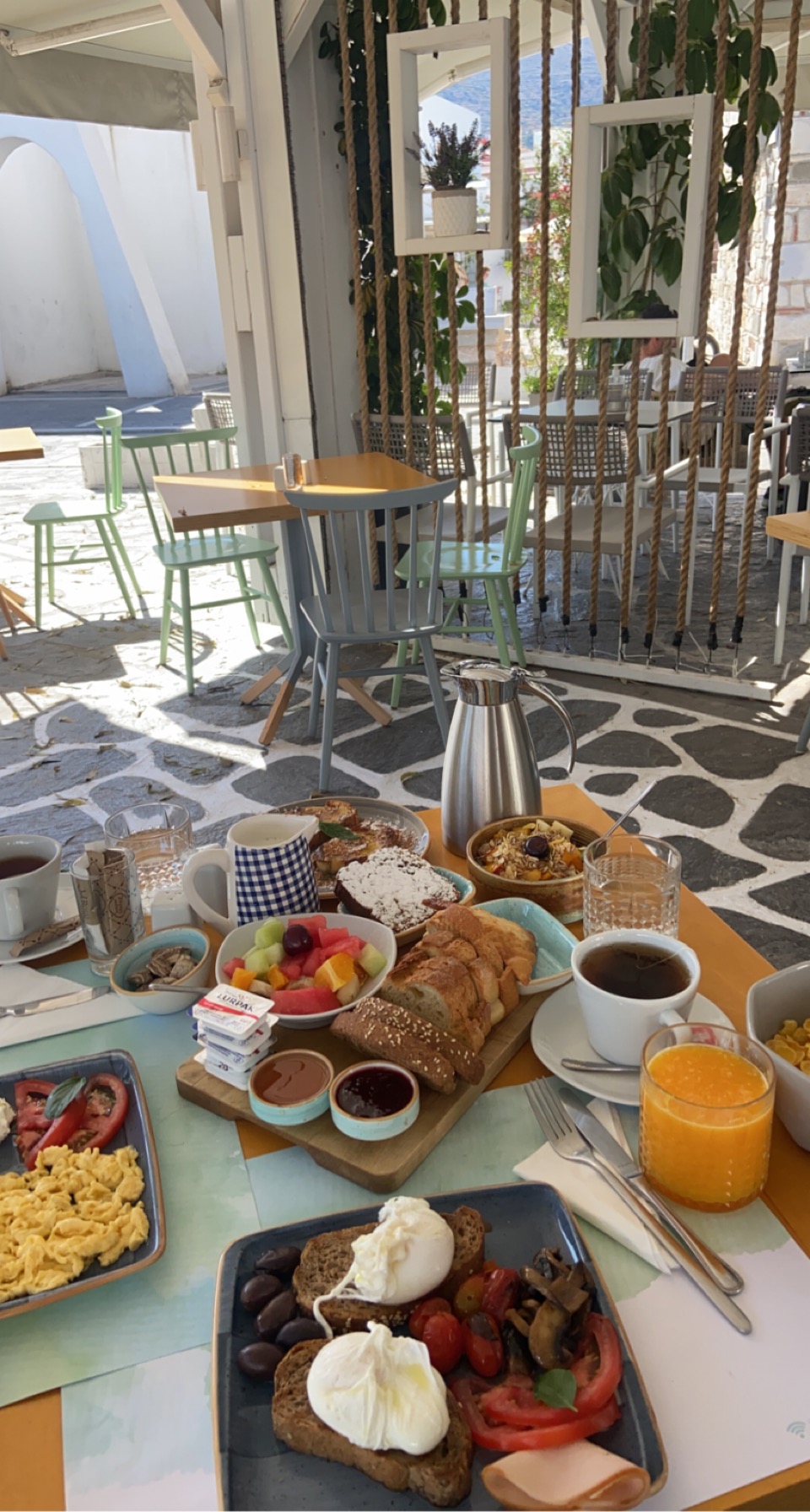 IMG_8657 Petit déjeuner en terrasse de l'hôtel Argonauta à Paros avec viennoiseries et fruits frais