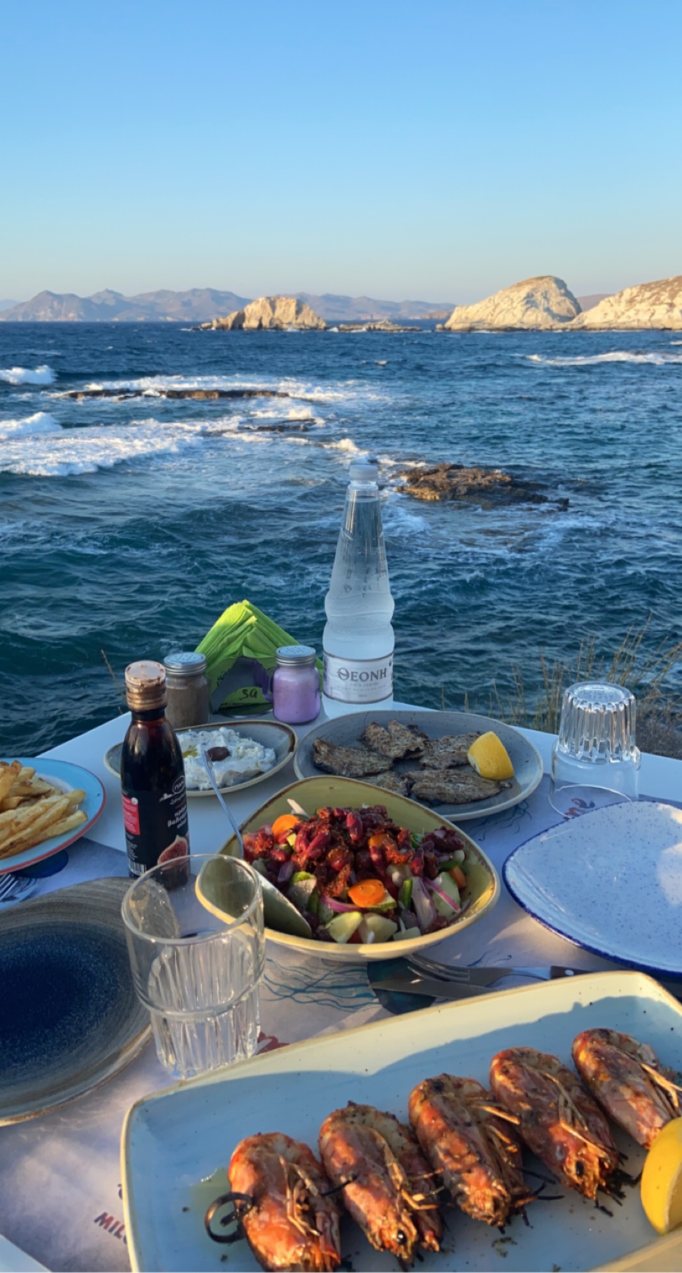 IMG_8751 Repas de voyage en bord de mer avec fruits de mer et vue sur les îles grecques