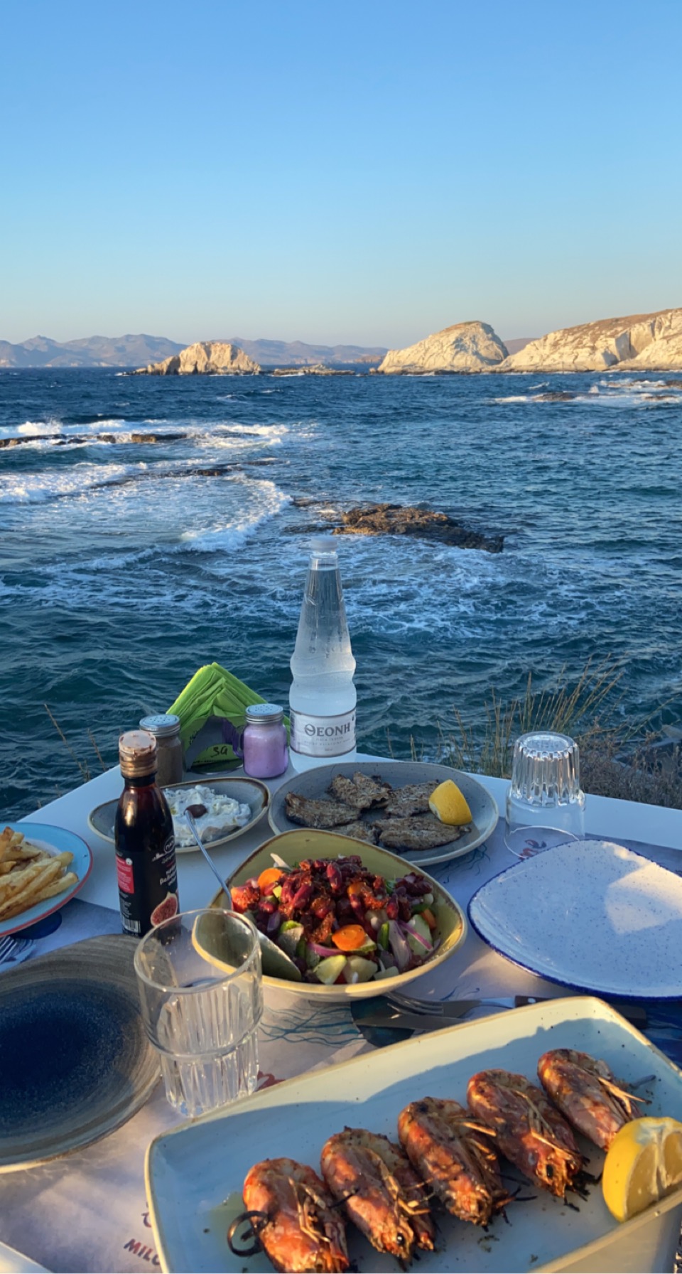 IMG_8752 Dîner en bord de mer à Mandrakia avec fruits de mer et vue sur les rochers
