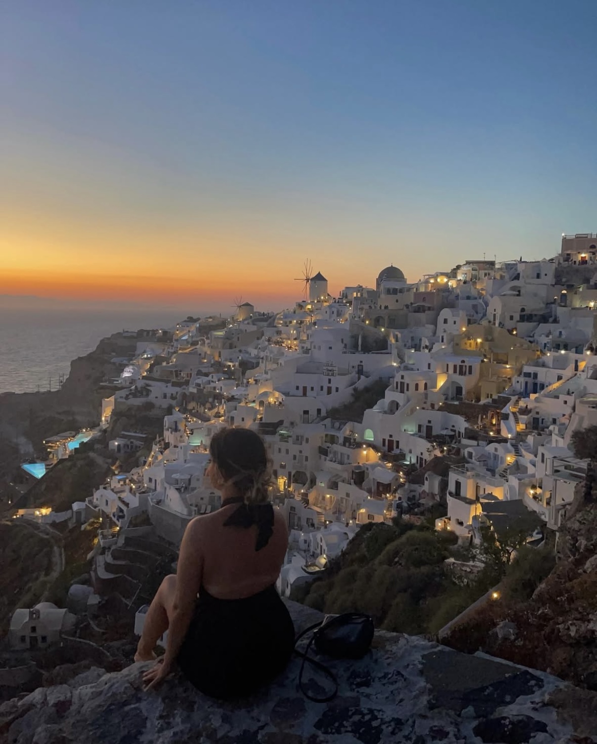 Screenshot Coucher de soleil sur les toits illuminés du village à Santorin
