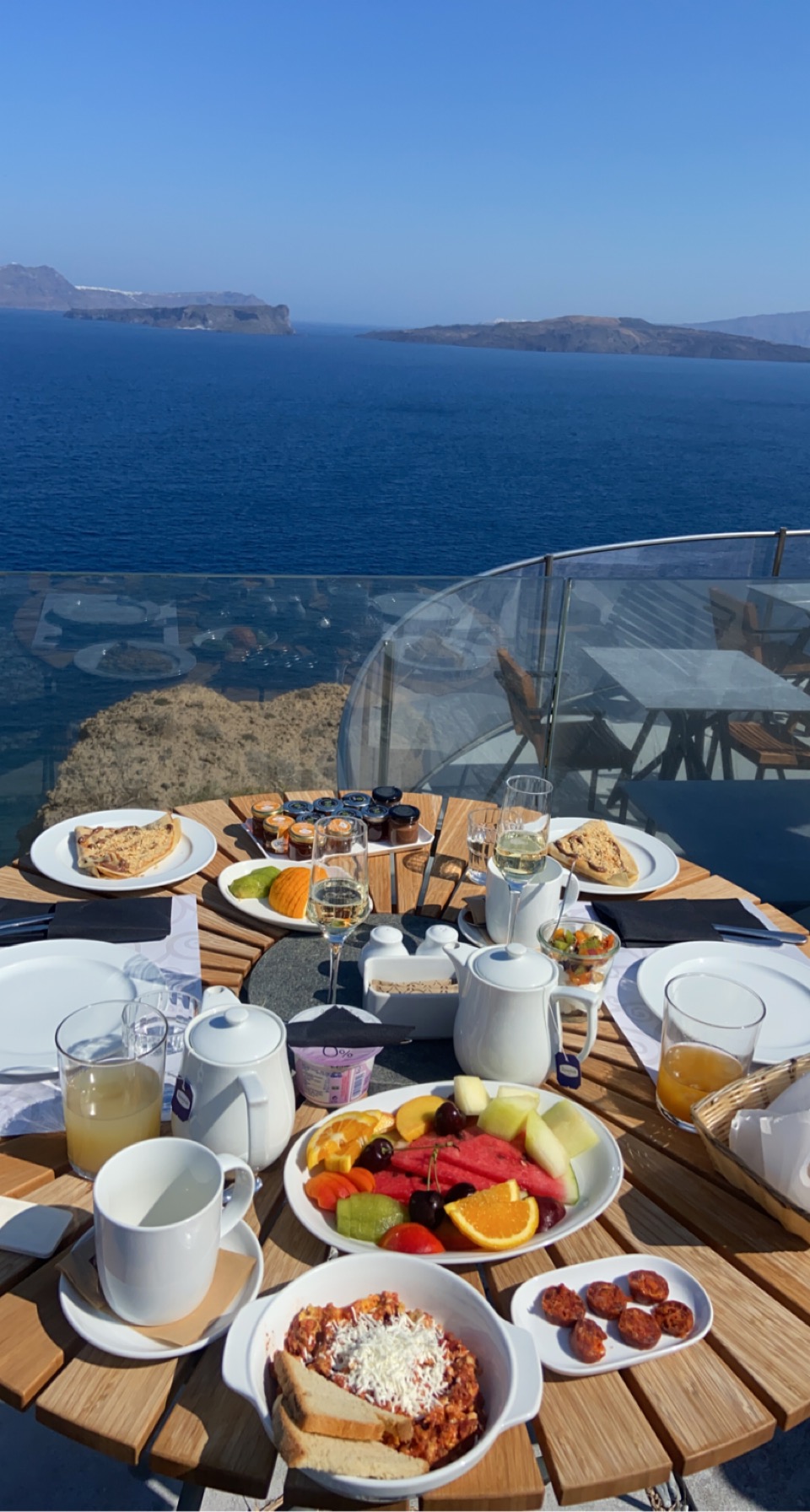 IMG_8918 Petit déjeuner en terrasse avec vue panoramique sur la mer à Santorin